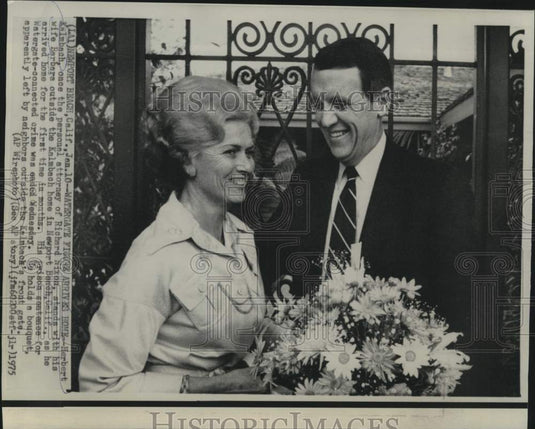 1975 Press Photo Watergate figure Herbert Kalmbach arrives home in California