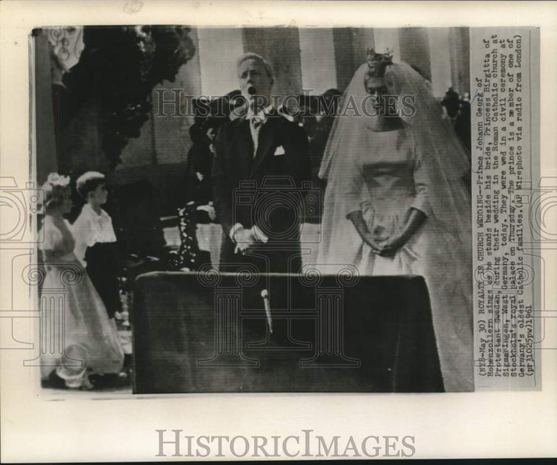 Load image into Gallery viewer, 1961 Press Photo Prince Johann sings in West Germany wedding ceremony to bride

