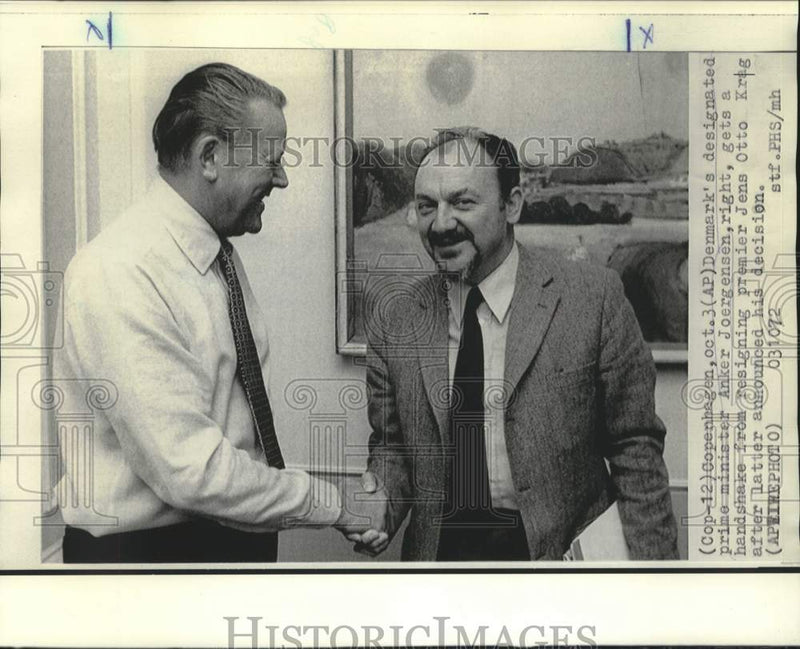 Load image into Gallery viewer, 1972 Press Photo Denmark's Prime Minister Joergensen gets handshake from Krag.
