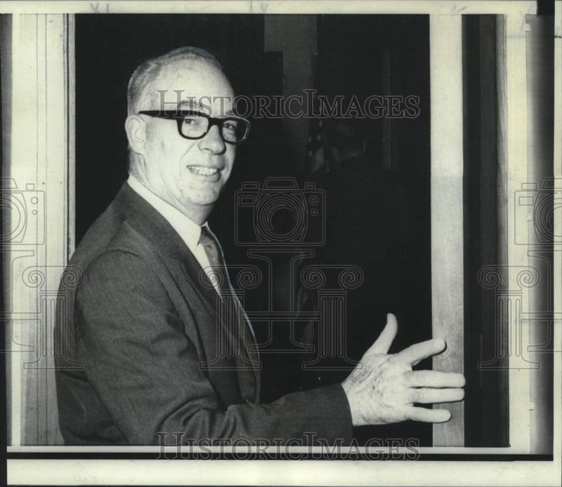 Load image into Gallery viewer, 1966 Press Photo Paul Jennings, Union Leader calls offer insignificant

