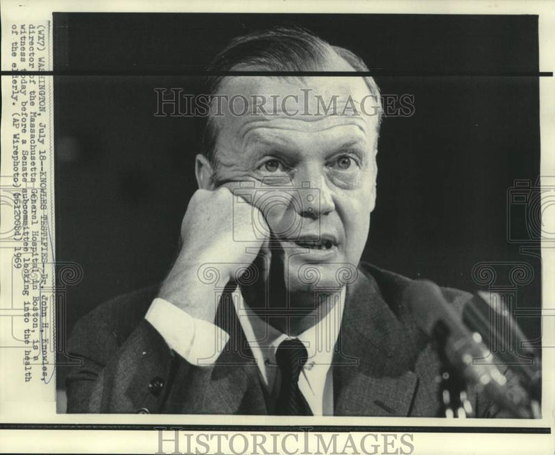 Load image into Gallery viewer, 1969 Press Photo Dr. John Knowles of Massachusetts General Hospital testifies
