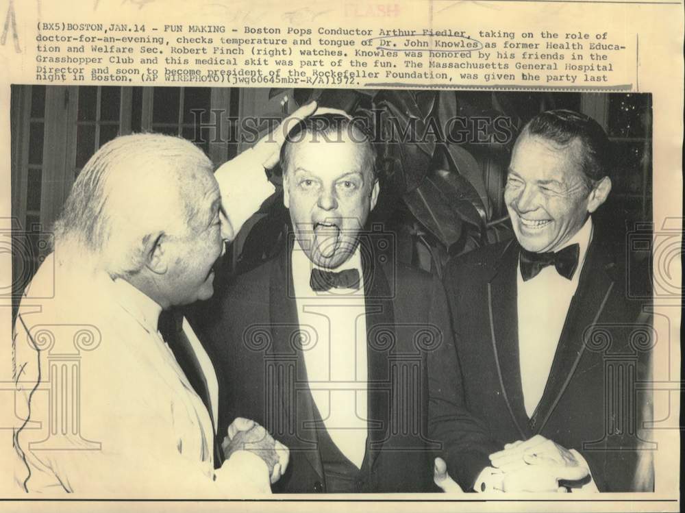 1972 Press Photo Dr. John Knowles, Arthur Fiedler and Finch in medical skit
