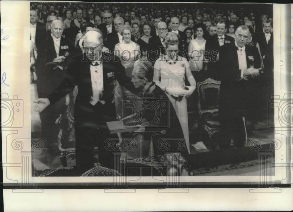 1968 Press Photo Japanese Author Kawabata awarded Nobel Prize in Sweden.