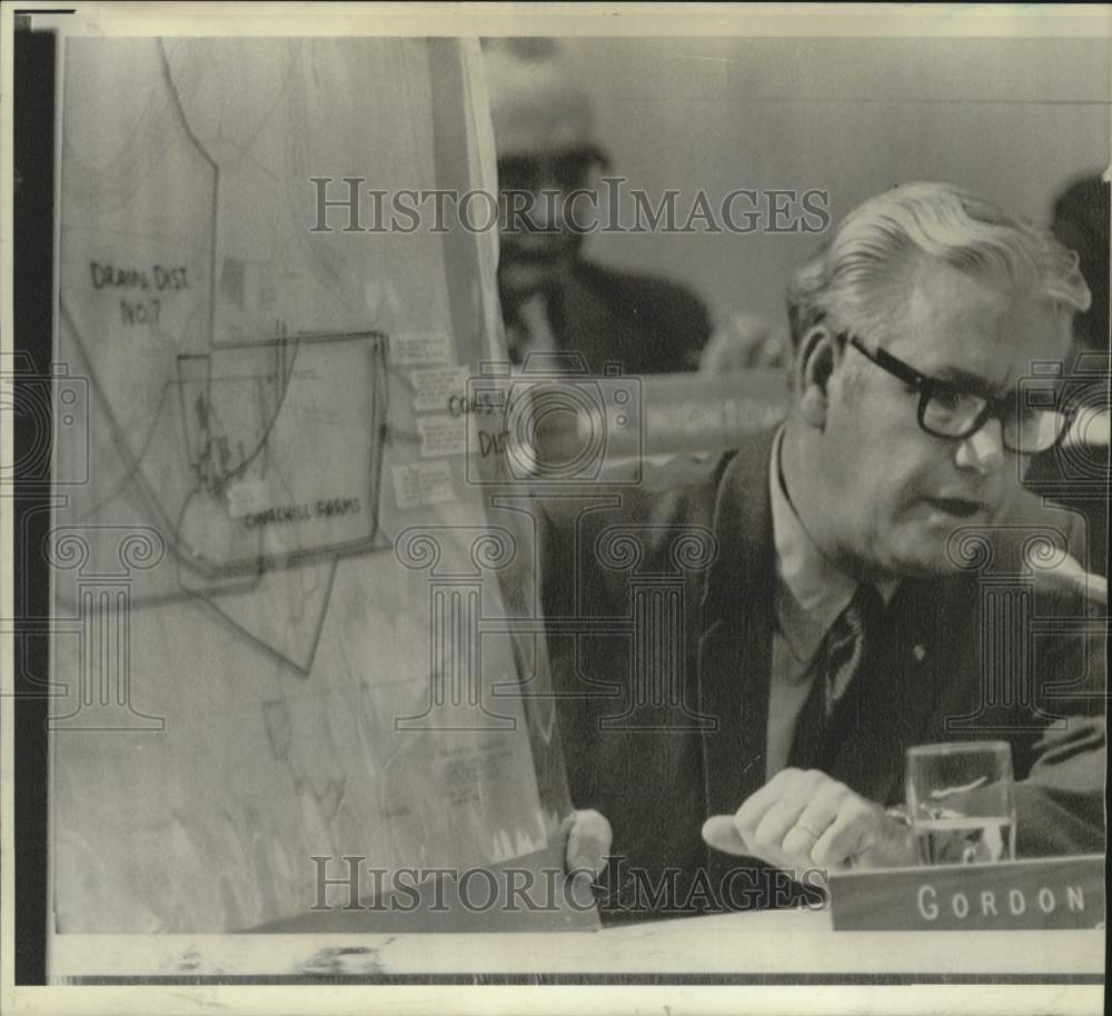 1970 Press Photo Gordon Kean with chart of levee probe - now15689