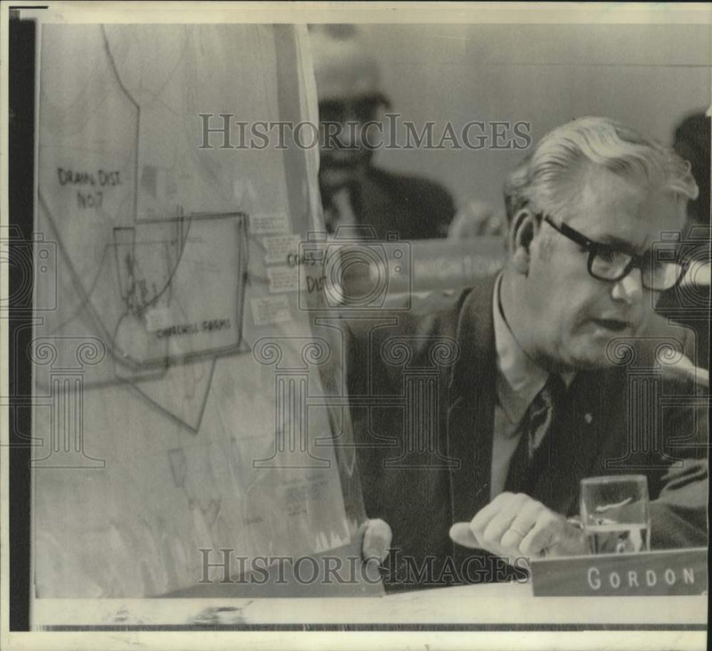 Load image into Gallery viewer, 1970 Press Photo Gordon Kean with chart of levee probe - now15689
