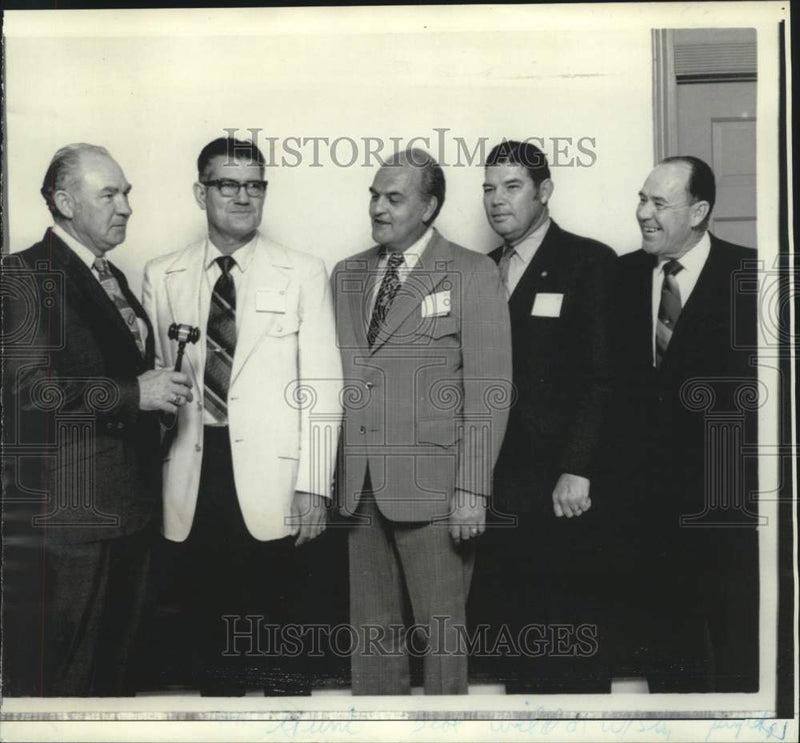 Load image into Gallery viewer, 1977 Press Photo Percy Lalonde &amp; officers of Louisiana Police Association
