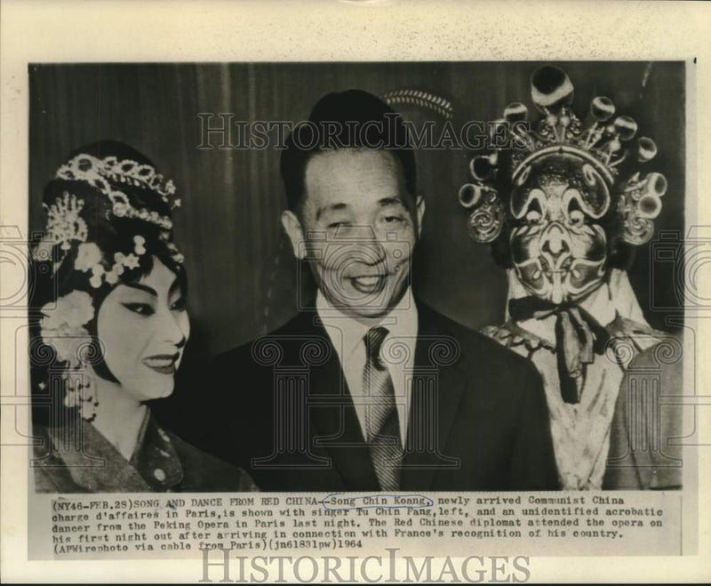 Load image into Gallery viewer, 1964 Press Photo Song Chin Koang with singer and dancer at Paris opera
