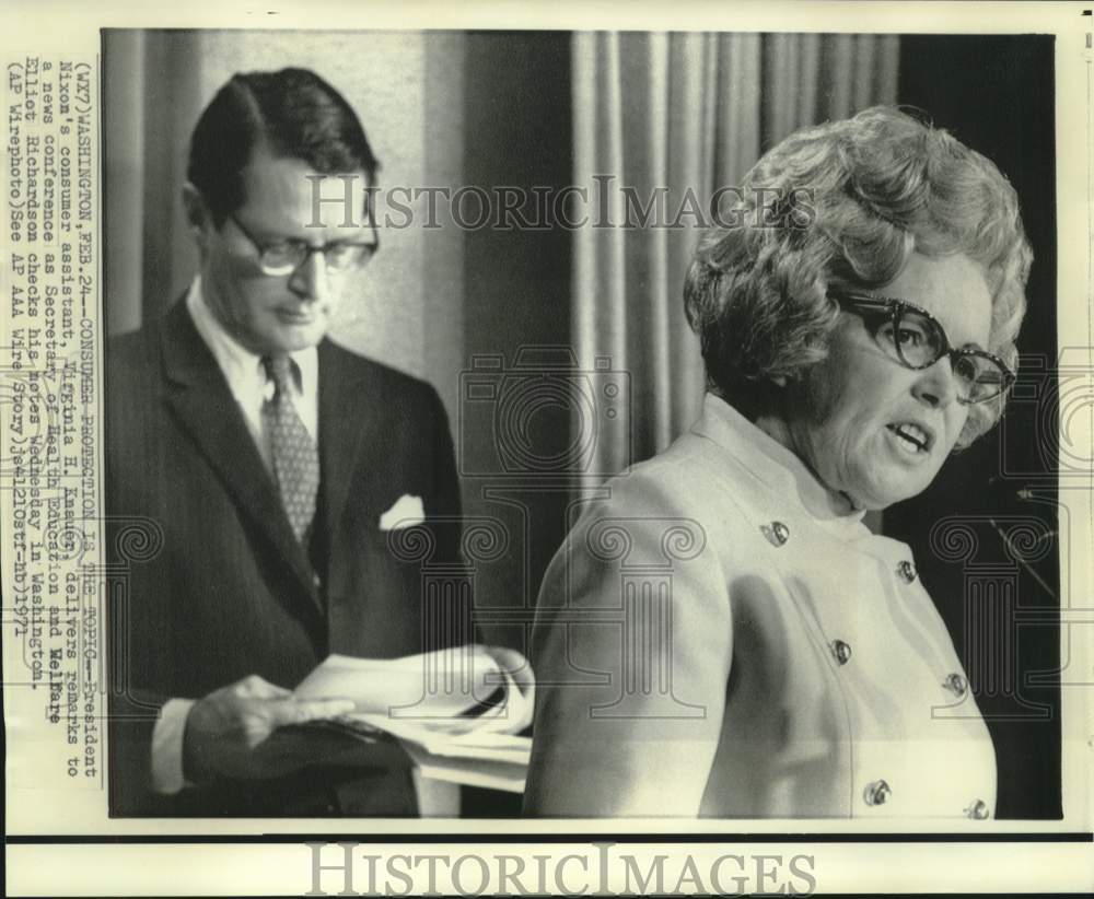 1971 Press Photo Virginia Knauer and Elliott Richardson at news conference.