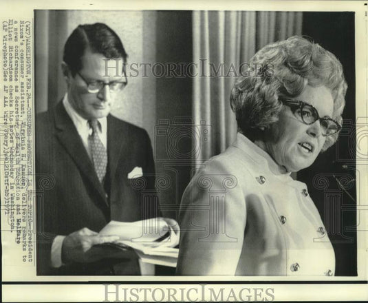 1971 Press Photo Virginia Knauer and Elliott Richardson at news conference.