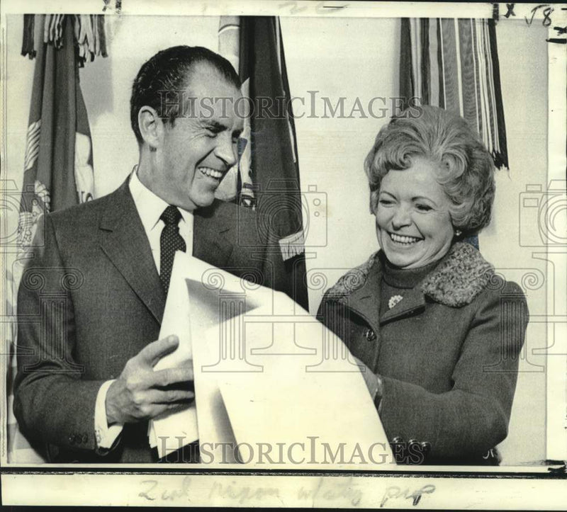 Load image into Gallery viewer, 1969 Press Photo Virginia Knauer presents consumer affairs report to Nixon

