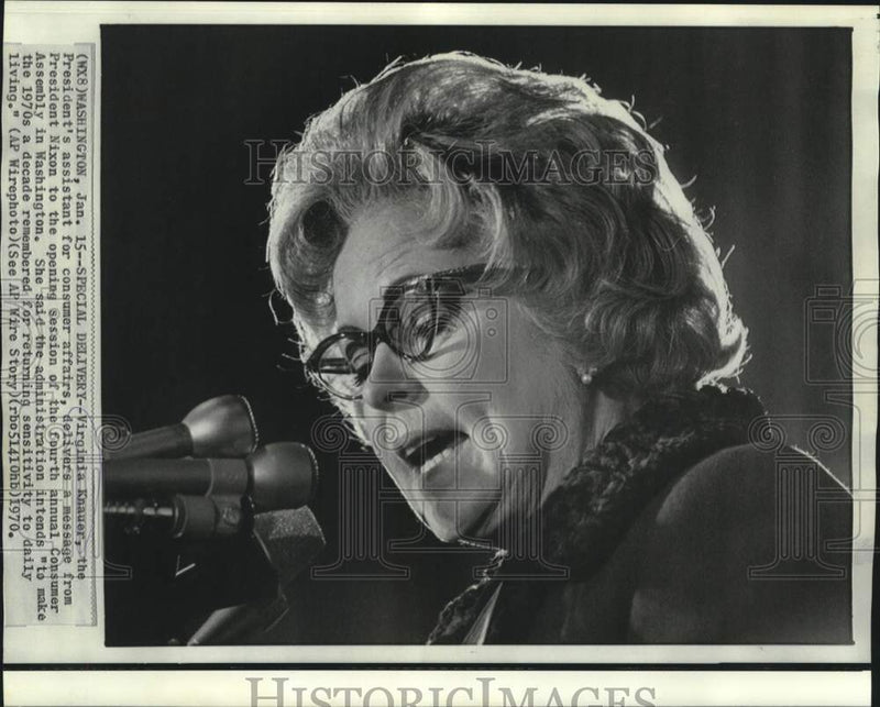 Load image into Gallery viewer, 1970 Press Photo Virginia Knauer delivers Nixon's message to Consumer Assembly
