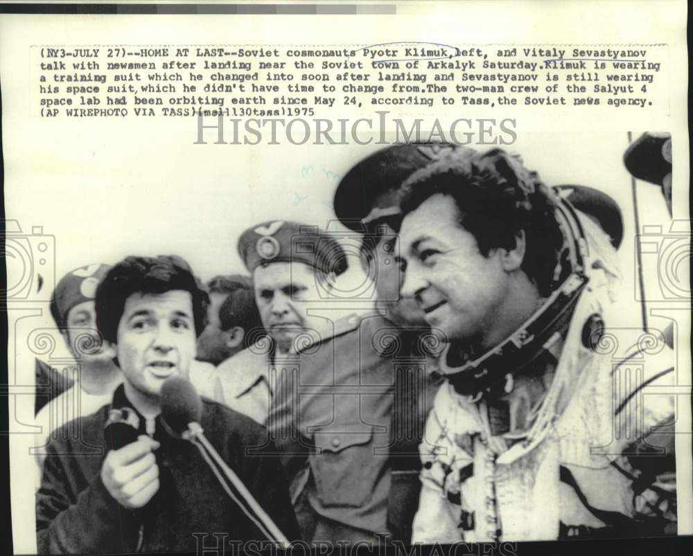1975 Press Photo Cosomonauts Klimuk and Sevastyanov with newsmen in Arkalyk