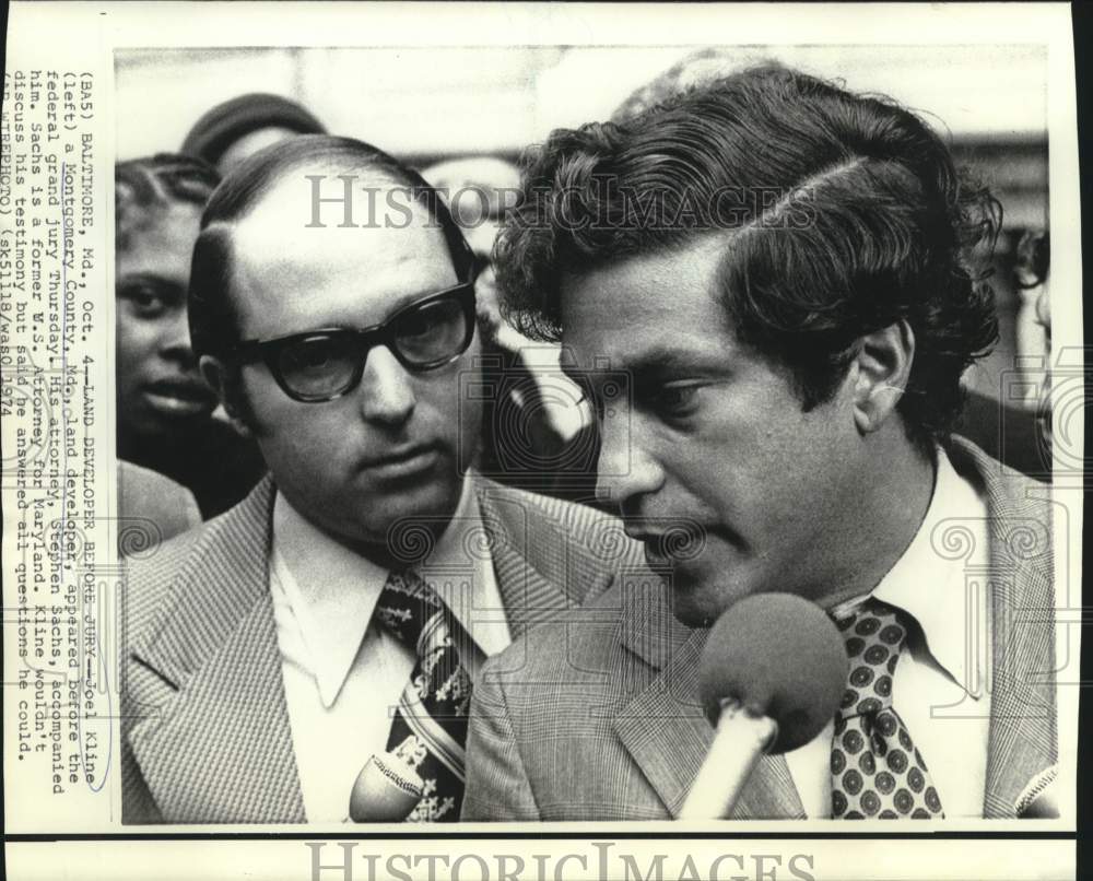1974 Press Photo Joel Kline and attorney Stephen Sachs with newsmen in Maryland