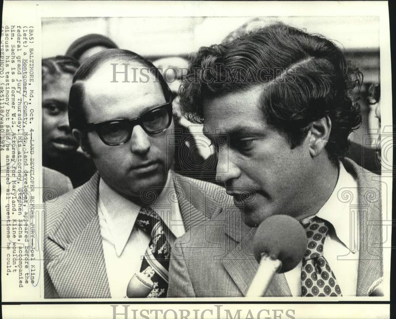 Load image into Gallery viewer, 1974 Press Photo Joel Kline and attorney Stephen Sachs with newsmen in Maryland
