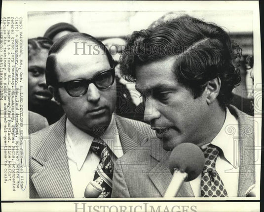 1974 Press Photo Joel Kline and attorney Stephen Sachs with newsmen in Maryland
