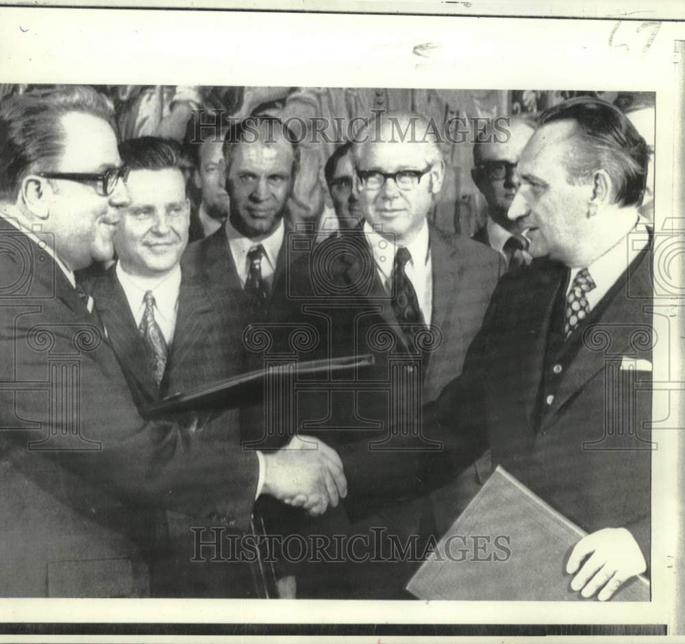 1973 Press Photo East German Kohl and West German Bahr shake hands in Bonn
