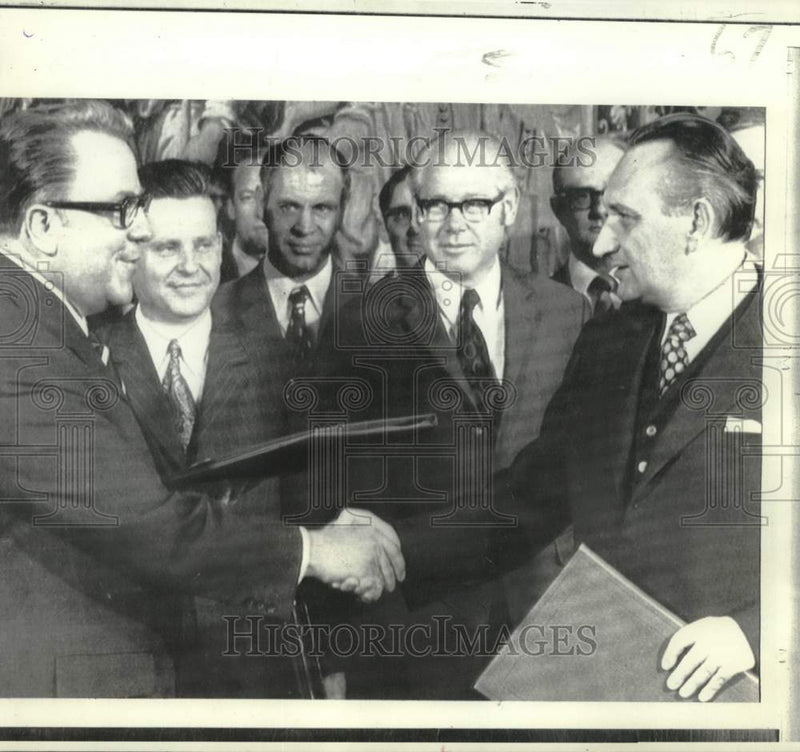 Load image into Gallery viewer, 1973 Press Photo East German Kohl and West German Bahr shake hands in Bonn
