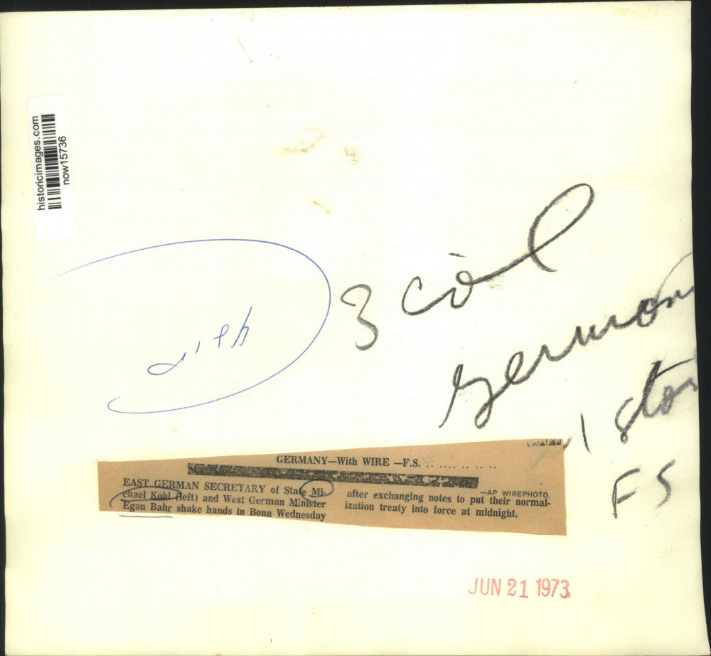 1973 Press Photo East German Kohl and West German Bahr shake hands in Bonn