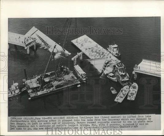 1964 Press Photo View of Trailways bus in Lake Pontchartrain after barge hit