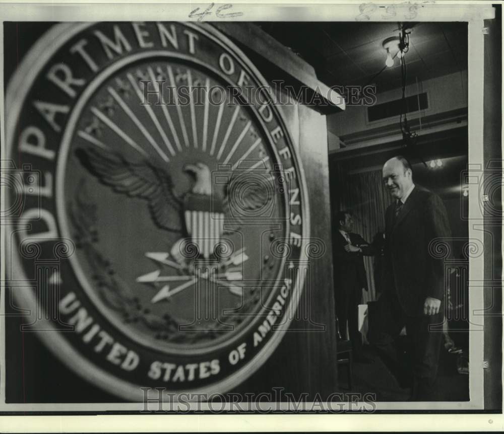 1971 Press Photo Secretary Melvin Laird walks to podium for air power talk.