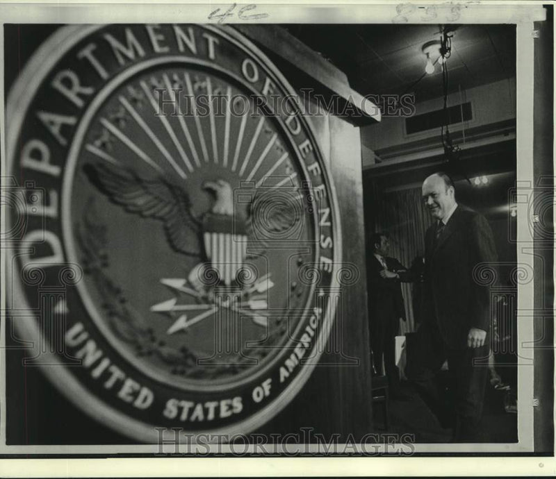 Load image into Gallery viewer, 1971 Press Photo Secretary Melvin Laird walks to podium for air power talk.
