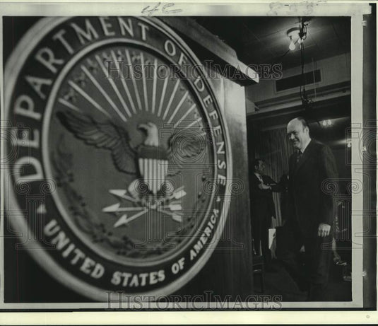 1971 Press Photo Secretary Melvin Laird walks to podium for air power talk.