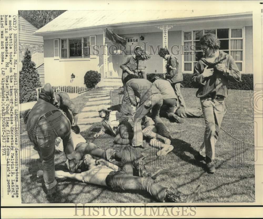 1971 Press Photo Antiwar mock battle on lawn of Melvin Larid's home in Maryland