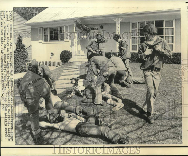 Load image into Gallery viewer, 1971 Press Photo Antiwar mock battle on lawn of Melvin Larid's home in Maryland
