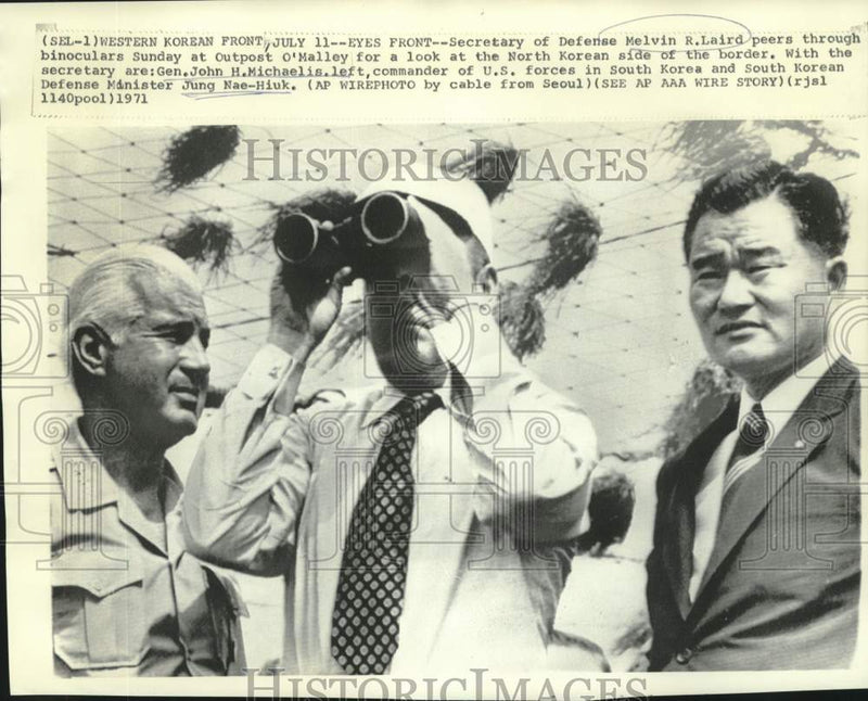 Load image into Gallery viewer, 1971 Press Photo Defense Secretary Laird with others at Outpost O'Malley
