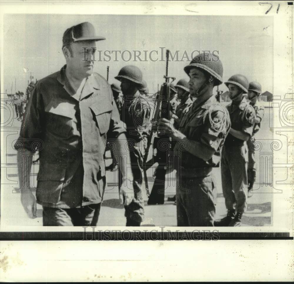 1971 Press Photo Vietnam-Defense Secretary Laird inspects honor guard at Cu Chi