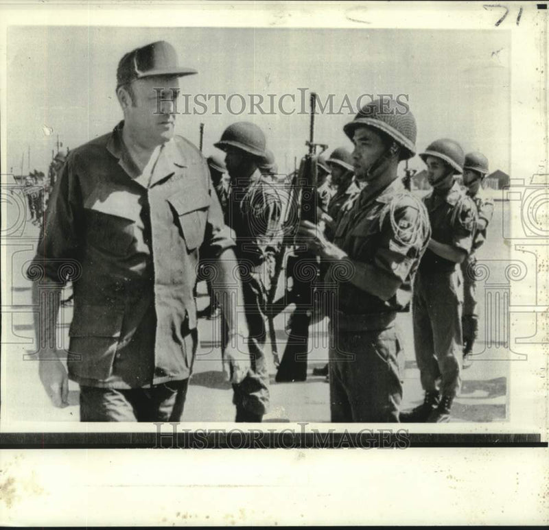 Load image into Gallery viewer, 1971 Press Photo Vietnam-Defense Secretary Laird inspects honor guard at Cu Chi
