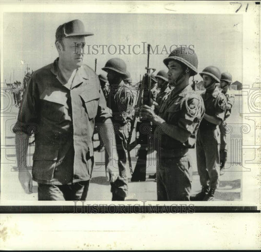 1971 Press Photo Vietnam-Defense Secretary Laird inspects honor guard at Cu Chi