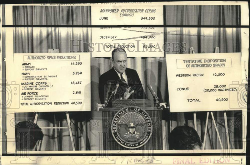 Load image into Gallery viewer, 1969 Press Photo Defense Secretary Laird discusses troop reduction with press
