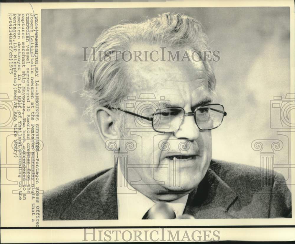 1975 Press Photo Pentagon Press Officer Joseph Laitin with newsmen at Pentagon.