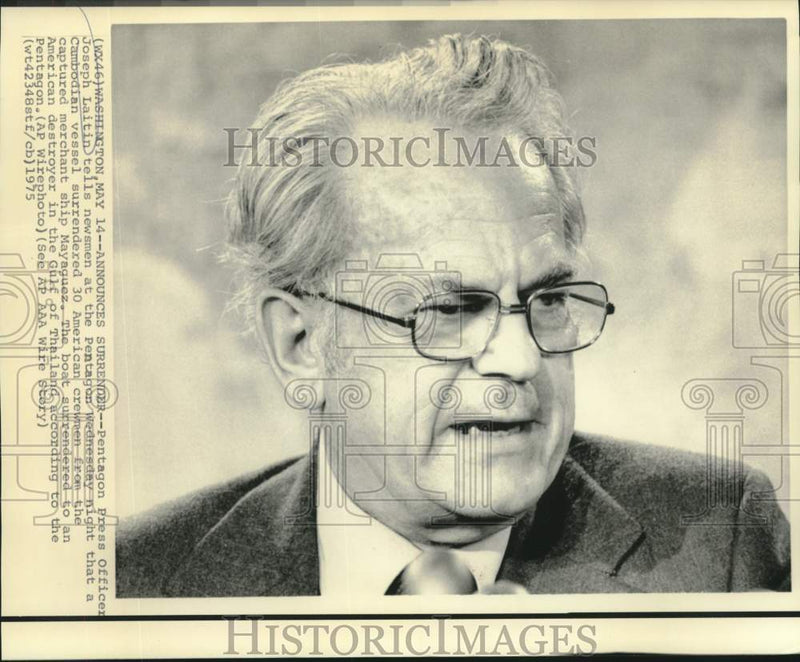 Load image into Gallery viewer, 1975 Press Photo Pentagon Press Officer Joseph Laitin with newsmen at Pentagon.
