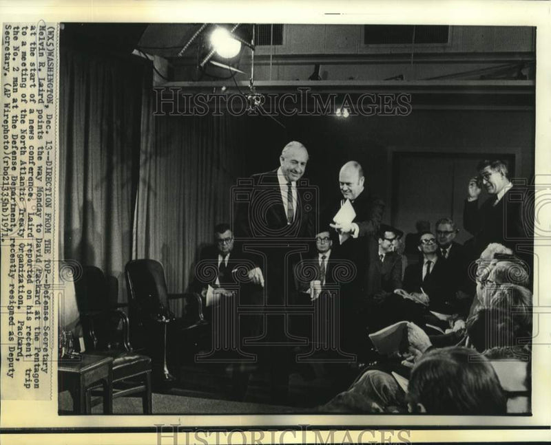 Load image into Gallery viewer, 1971 Press Photo Defense Secretary Melvin Laird with Packard at Pentagon
