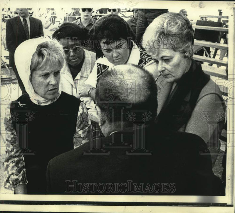 Load image into Gallery viewer, 1972 Press Photo Defense Secretary Laird meet with POW wives at Ft. Hood, Texas
