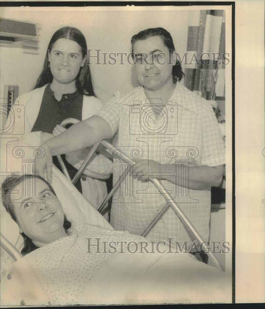 1974 Press Photo Charlotte Lang, mother of sextuplets with family in California