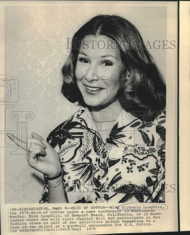 Load image into Gallery viewer, 1976 Press Photo Victoria Laughlin, 1976-Maid-of-Cotton at news conference

