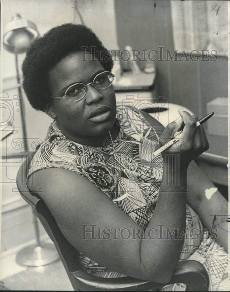 Load image into Gallery viewer, 1974 Press Photo Bernette Johnson, lawyer, now heads rape escort service
