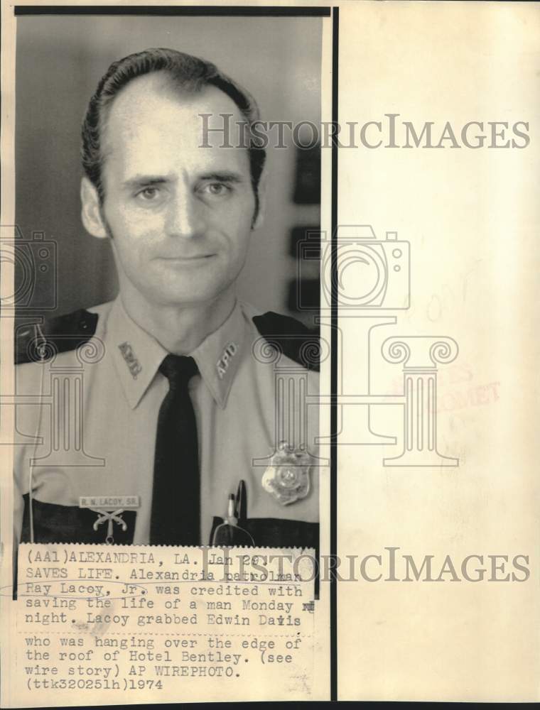 1974 Press Photo Alexandria patrolman Ray Lacoy saves life of Edwin Davis in LA
