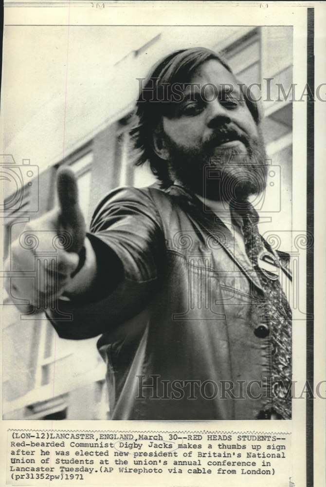 1971 Press Photo Communist Digby Jacks gives thumbs up after election