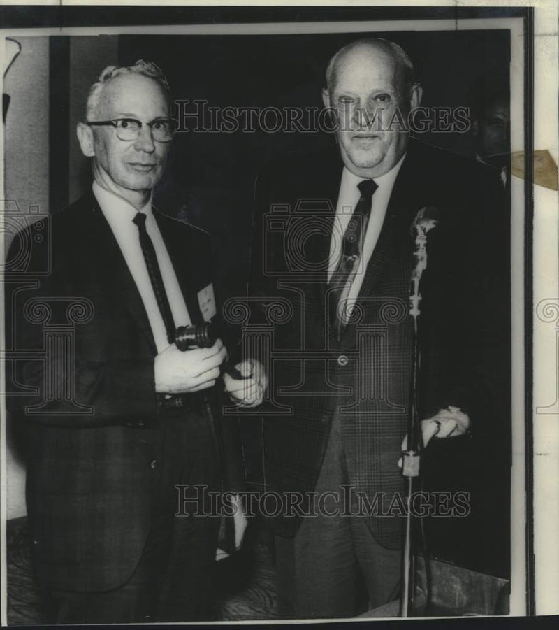 Load image into Gallery viewer, 1966 Press Photo Eugene Johnson and C.E. Shumate at State Highway Convention.
