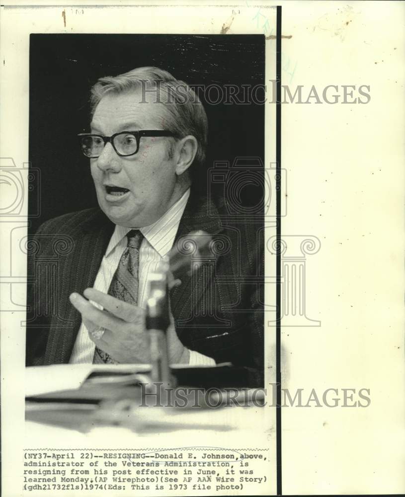 1973 Press Photo Veterans Administration administrator Donald Johnson resigns.