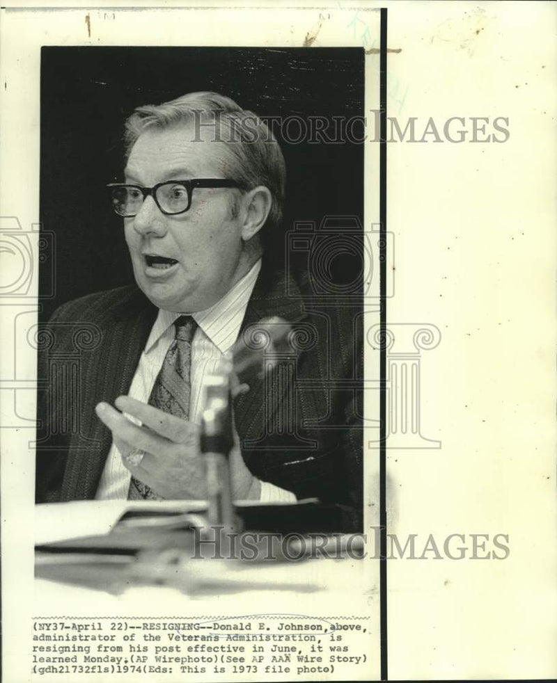 Load image into Gallery viewer, 1973 Press Photo Veterans Administration administrator Donald Johnson resigns.
