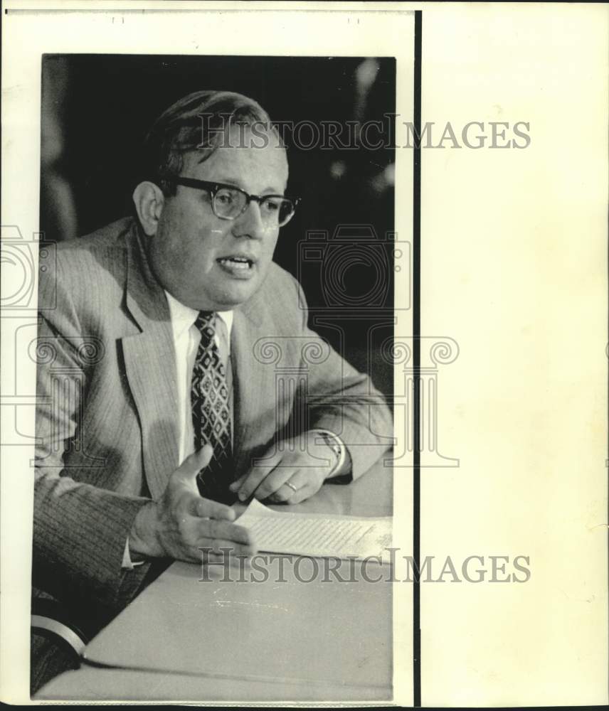 1974 Press Photo Federal Energy official William Johnson leaves the government
