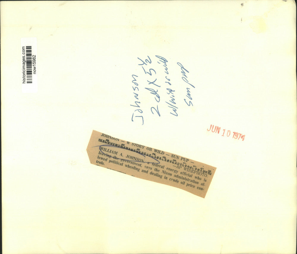 1974 Press Photo Federal Energy official William Johnson leaves the government