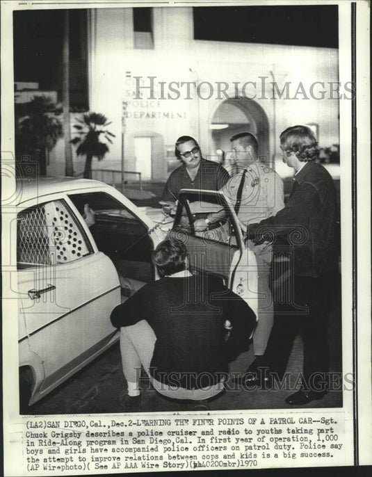 1970 Press Photo Sgt. Chuck Grisby describes patrol car to Ride-Along youths