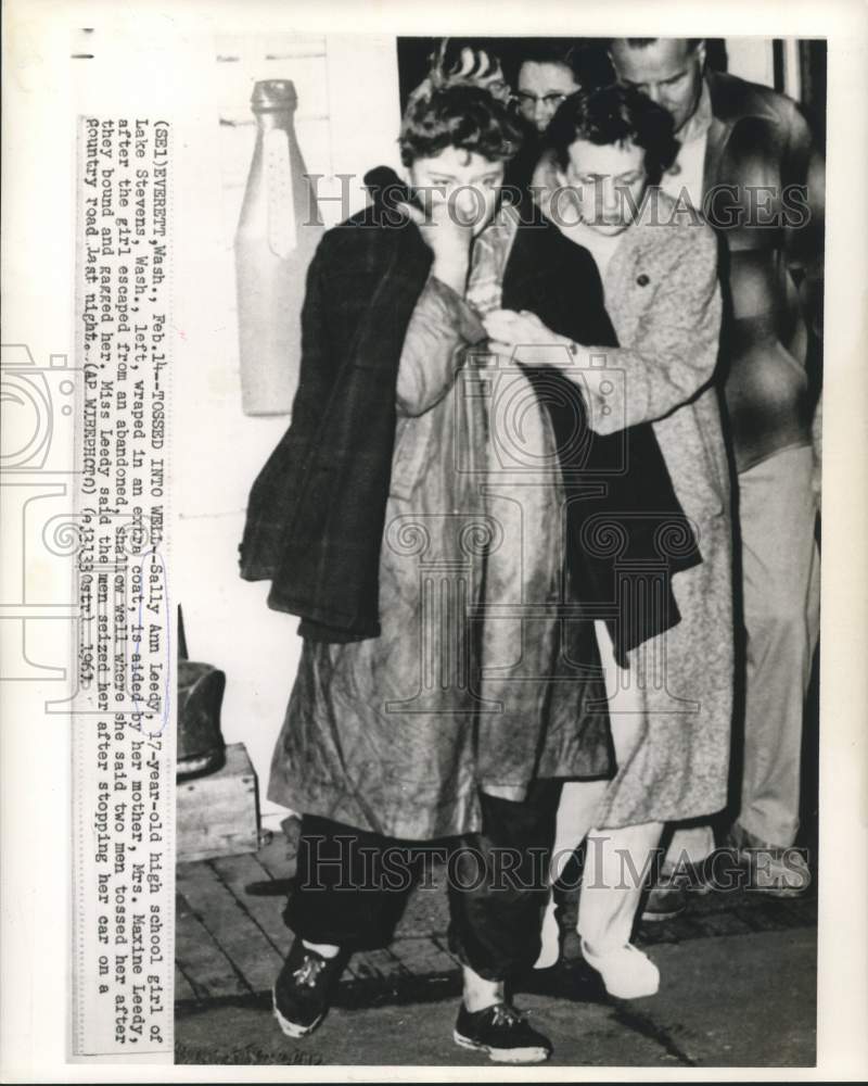 Load image into Gallery viewer, 1961 Press Photo Sally Ann Leedy helped by her mother after escaping from well.
