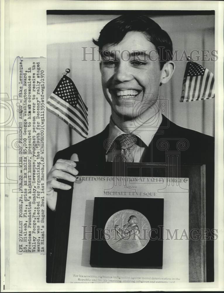 1970 Press Photo Mike Levesque receives George Washington Award - now16055